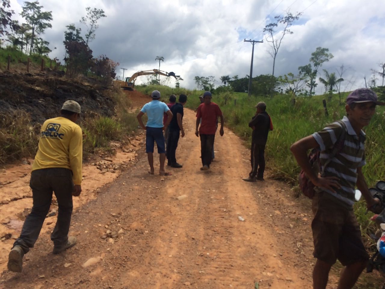 Vereadores visitam obra de recuperação da estrada do PA Amajarí 
